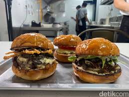 Sabbath burger varian standar di lawless burger ini kamu bisa mencoba sabbath burger yang tersedia dalam versi single patty dengan rp 52.000 atau double patty dengan harga rp 63.000. Burger Dengan Patty Juicy Dan Keju Swiss Lumer Racikan Chef Arsyan