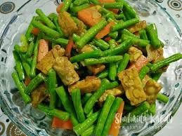 Tumis ini bukan cah tapi tumis kuah, dan membuatnya pun sangat mudah dan rasanya sangatlah enak. Resepi Sayur Tumis
