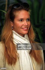 75 Elle Macpherson 1998 Photos & High Res Pictures