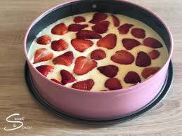 Abends noch schnell einen kuchen gebacken, den man auch an warmen tagen perfekt genießen kann. Erdbeer Schmand Kuchen Sweet Spicy