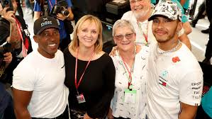 Lewis hamilton celebrates winning the formula one drivers' championship at the mexican grand prix. Formel 1 Bruch Mit Lewis Hamilton Machte Papa Anthony Schwer Zu Schaffen