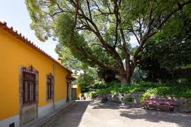 A casa de turismo rural de roque conserva o encanto da casa galega tradicional, de pedra e madeira, con mobles e detalles de museo, con lareira, forno de leña, hórreo, grella exterior, e, ao. Casa S Roque Parque S Roque Arte Contemporanea Portocasa S Roque Parque S Roque Arte Contemporanea Porto