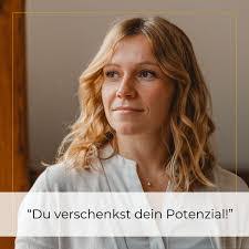 Laura Reichenbach's Instagram, Twitter & Facebook