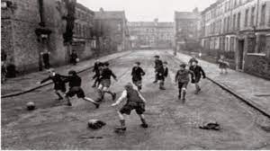 Ve esta fotografía de stock de niños jugando al fútbol en el jardín. El Futbol De La Calle Caracteristicas Y Como Se Jugaba