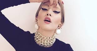 Partea i ne puteti urmari si pe Iulia Albu Este ConsisereatÄƒ Una Dintre Cele Mai Cunoscute Vedete Din Showbizul Romanesc Stirescu Ro