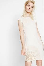 Epingle Sur La Robe Blanche Ou Un Incontournable De La Saison