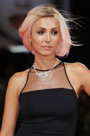Capelli corti = stile da vendere e caterina balivo lo diceva in tempi non sospetti sfoggiando il taglio. Capelli 2017 Caterina Balivo Sceglie Il Rosa Colore Dell 39 Inverno Acconciature Rosa Capelli Con Treccine Africane Capelli Robusti