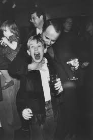 Joe Pesci Strangles Macaulay Culkin At The Home Alone Wrap Party Jpg 364 546 Movies Famous Movies Classic Movies