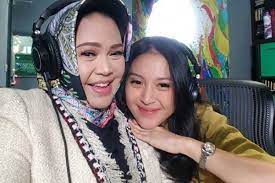 (2017), akulah vivian (1977) and d'academy (2014). 10 Potret Kompak Hetty Koes Endang Dan Putri Semata Wayangnya Manis