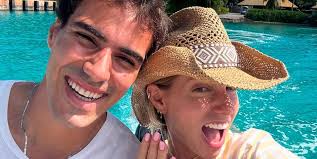 Meia do Atlético, Igor Gomes pede namorada em casamento em Ilha paradisíaca