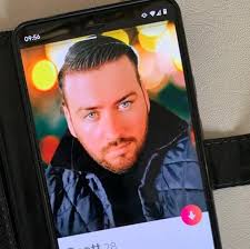 Abuela crea sincero perfil de Tinder a su nieto para que encuentre pareja:  "Es vago y no cocina"