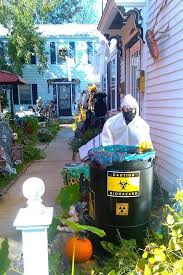 101 Simple Outdoor Halloween Decor Ideas Lady Decluttered Halloween Outdoor Decorations Alien Halloween Simple Outdoor Halloween Decor