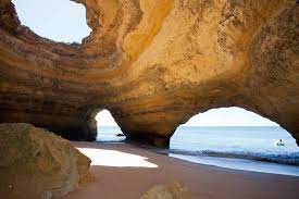 It has an area of 4,997 km2 (1,929 sq mi) with 451,006 permanent inhabitants, and incorporates 16 municipalities. Portogallo Grotte Di Benagil Algarve Algarve Fotografie Di Viaggio Portogallo