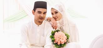 Tapi, bagaimana jika kamu berhijab? Foto Prewedding Muslim Romantis Nusagates