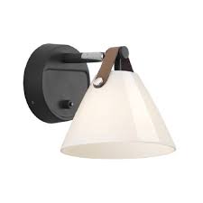 L'applique avec interrupteur est indispensable pour le chevet. Applique Avec Interrupteur Metal Cuir Verre H17cm Strap Maisons Du Monde