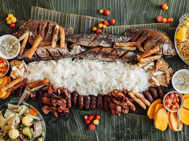 Tiệc kamayan của người Philippines được bày trên lá chuối và ăn bằng tay