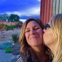 Jennifer Rettig's Instagram, Twitter & Facebook