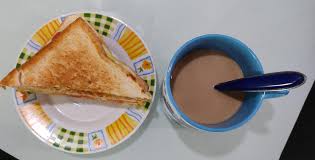 Kocok telur dalam piring, masukan roti ke dalam telur sampai roti tertutupi telur. Sarapan Pagi Mudah Roti Bakar Dan Telur Omelette Cahaya Hayati