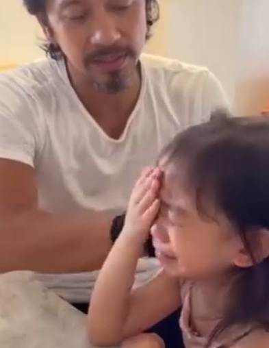 Jhong Hilario, nahirapang iwan ang anak na si Sarina: “Ang hirap umalis ng  ganito…” Hindi napigilan ni Jhong Hilario ang kanyang emosyon nang ibahagi  niya ang isang nakakaantig na sandali nila ng