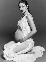 Gigi hadid has shared little glimpses of her life as a new mother, but it wasn't until last night that the model posted the first photo of just herself with her daughter. Gigi Hadid Baby Bump Gigi Hadid Flaunts Baby Bump In A Series Of Pregnancy Portraits