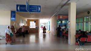 Sebuah mobil suv keluar dari kemacetan highway dengan cara mundur. Seputar Aceh