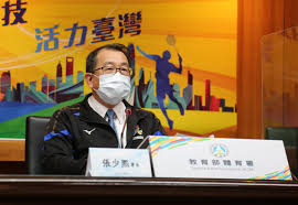 將布尺放置於平坦之地面或墊子上， 布尺零點（起點）那端朝向受測者， 用膠帶將布尺固定於地面或墊子上， 並於25公分處劃一與布尺垂直之長 線（以有色膠帶或粉筆皆可）另於 布尺兩邊15公分處各劃一長線或貼 有色膠帶以免受測者雙腿分開過寬。 Fowftnkklct22m