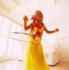 How To Make A Grass Skirt With Crepe Paper Ehow Hawaiian Outfit Luau Outfits Hawaiian Grass Skirt