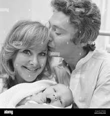 150 min. Gebühr bis zu 1/4 Seite. Mama und Papa Wanda Ventham, nun weiß  Schauspielerin des Fernsehens, und ihr Ehemann Tim Carlton Schauspieler,  zeigen ihren neugeborenen Sohn. Benedikt (Cumberbatch), Ben kurz, geboren