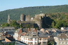 The wall that encloses one side of the memorial holds the names of the soldiers. Camping Malmedy Camping Spa D Or