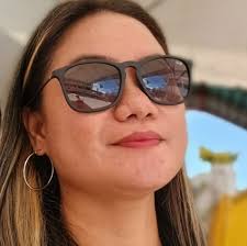 Pantawid Pamilya partner-beneficiaries from Brgy. Mambaling, Cebu City read  the Unconditional Cash Transfer (UCT) FAQs flyer translated into Cebuano.  #DSWDMayMalasakit #DSWDKalingaAtPagmamahal