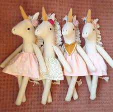 Das Einhorn Ist Ein Fabelwesen Von Pferde Oder Ziegengestalt Mit Einem Geraden Horn Auf Der Stirnmitte Einhor Handgefertigte Puppen Weiche Puppen Stoffpuppen