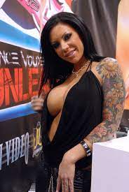 File:Mason Moore AVN Adult Entertainment Expo 2010 2.jpg - Wikimedia Commons