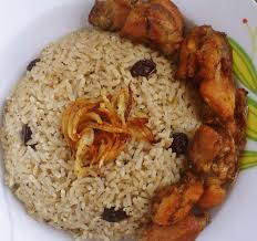 Nasi ini dimasak bersama kaldu daging kambing, susu kambing, dan minyak samin, disajikan dengan daging kambing goreng dan kadang ditaburi dengan irisan kurma atau kismis. Peluang Bisnis Nasi Kebuli Ayam Khas Arab Dan Analisa Usahanya Toko Mesin Maksindo
