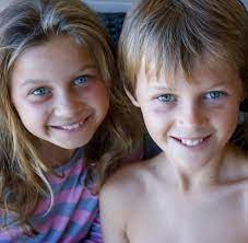 Ihr und allen anderen angehörigen der opfer wurde verboten, die särge zu öffnen und ihre verstorbenen in augenschein zu nehmen; Mh17 Opfer Mo Evie Und Otis Sind Wieder Zu Hause Welt