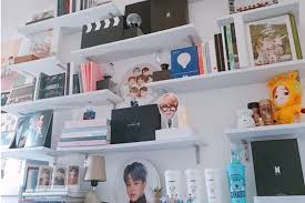 Wanita itu membawa segelas air di tangan kanannya. 8 Dekorasi Kamar Tidur Khusus Buat Pecinta Bts Army Wajib Masuk Rumah123 Com