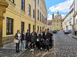 Poslanecká sněmovna dnes hlasy ano, čssd, ksčm, spd a několika nezařazených poslanců schválila povinné kvóty na prodané české základníf potraviny v obchodech. Exkurze V Poslanecke Snemovne Parlamentu Cr Sps Ostrov