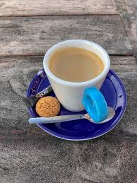 espresso mit zucker und amaretti auf blauer untertasse auf holztisch tableware glassware streamers