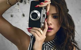 Al lado de la _ hay una mujer morena, de unos treinta años. Mujer Sosteniendo Una Camara Slr Negra Y Plateada Selena Gomez Mujeres Fondo De Pantalla Hd Wallpaperbetter