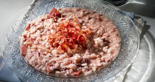 Segui la video ricetta, spiegazione dettagliata, lista ingredienti, materiale occorrente, proprietà nutrizionali, foto oggi daremo il nulla osta alla fantasia per preparare un degli invitanti fagottini affumicati farciti di risotto al radicchio e speck. Risotto Mit Sudtiroler Speck Spat Radicchio Und Asiago Kase