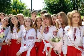 Предлагаем подбор стильных идей для составления модных образов на выпускной 2021 года. Vypusknoj 2021 V Ukraine Data I Osobennosti Provedeniya Vo Vremya Karantina Unian