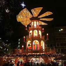 Weihnachtspyramiden Kommen Eigentlich Aus Dem Erzgebirge Die Auf Dem Bild Steht Aber Auf Dem Sternenplatzl Rindermarkt U Weihnachtspyramiden Bilder Pyramide