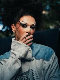 🏳️‍⚧️ TRANS EXCELLENCE 🏳️‍⚧️ Even with a collapsed lung I still look  super cunty 💅🏻 📸 @dominikwithak.jpg 👗 @bb_yaga @craicfriday