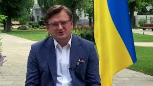 Кримська платформа є політичною зброєю україни по захисту територіальної цілісності та її відновлення у кордонах, яку росія намагається дискредитувати всіма можливими способами, докладаючи зусиль, аби країни не брали в ній участі. Krimska Platforma Spryamovana Na Vidnovlennya Togo Sho Znishiv Putin Kuleba