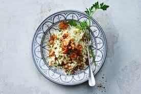 lauwarmer salat von gerosteten kichererbsen und ruebli rezept gerostete kichererbsen lebensmittel essen kichererbsen