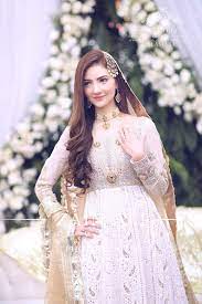 Pin By Maham Nisar On Luxurious Life Pakistani Bridal Hairstyles Pakistani Bridal Makeup Bridal Dresses Pakistan