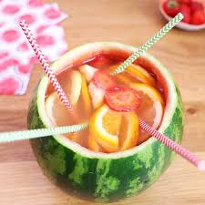 Shakez Votre Traditionnelle Sangria Avec Cette Version La Pastque Servie Directement Dans Le Fruit Un Vrai Dlice In 2020 Fruit Cocktails Sangria Cocktails