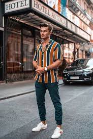visual masculino com camisa listrada e tenis branco en 2021 estilo de hombre estilos de moda masculina estilo veraniego para hombres