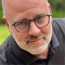 Daryl Holt's Instagram, Twitter & Facebook