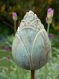 Pflanzen Gartenstecker Gartenstecker Dicke Knospe Turkis Grunlich Ein Designerstuck Von Brigitte Peglow Bei D Tonblumen Keramikskulptur Keramik Blumen
