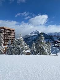 Les quantités de neige sont tout de même remarquables en altitude sur les alpes. Montalbert73 Montalbert73 Twitter